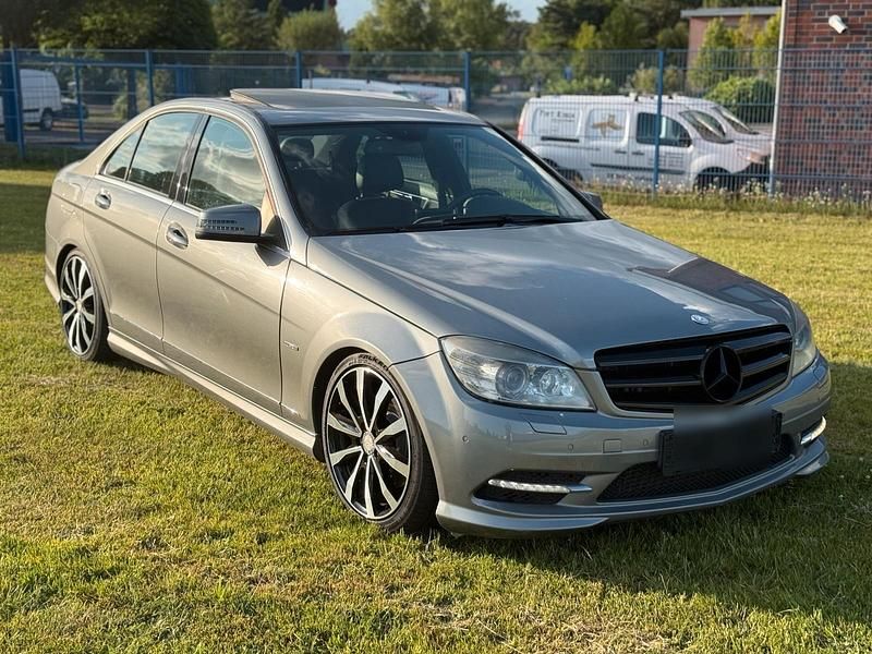 Grau Gebraucht 2011 Mercedes C350 Avantgarde Limousine | 7.999 € (Fairer Preis) - Bild 1/4