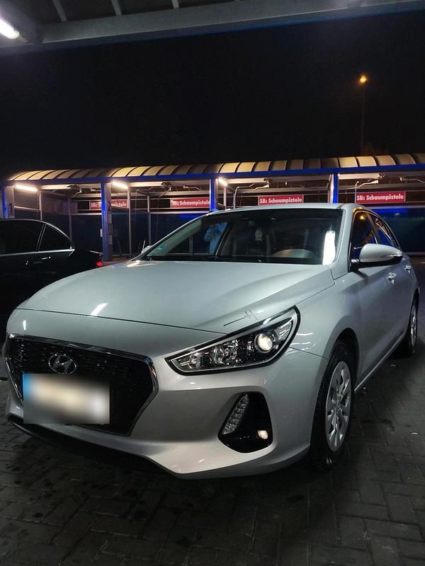 Gebraucht Hyundai i30 99 PS (72 kW) 2017 Silber Limousine