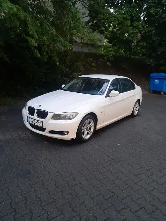 Gebraucht BMW 318 Exclusive 143 PS (105 kW) 2011 Weiß Limousine