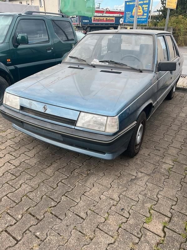 Blau Gebraucht 1987 Renault R9 Limousine | 2.700 € - Bild 1/4