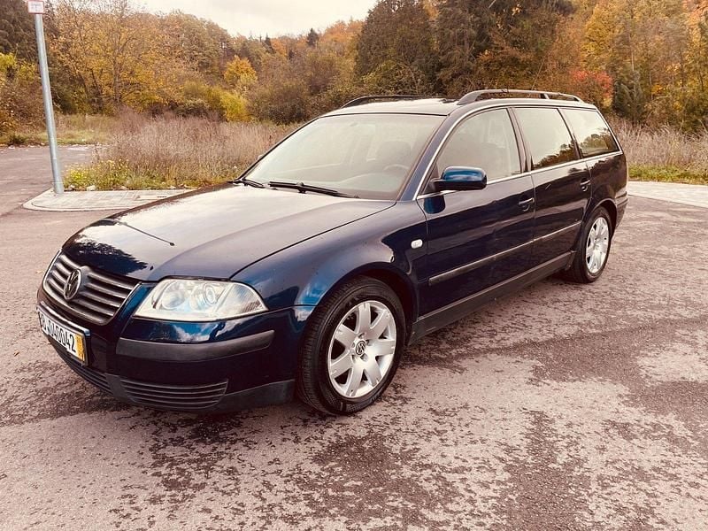 Blau Gebraucht 2002 VW Passat Highline Kombi | 899 € (Superpreis) - Bild 1/4