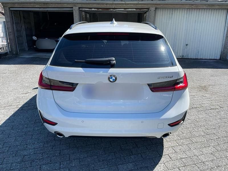 Weiß Gebraucht 2022 BMW 320 Sport Line Kombi | 25.300 € (Superpreis) - Bild 1/4
