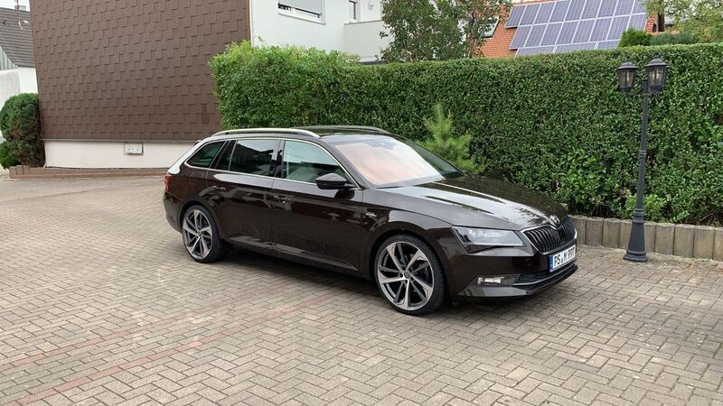 Braun Gebraucht 2016 Skoda Superb LAURIN & KLEMENT Kombi | 22.900 € (Teuer) - Bild 1/1