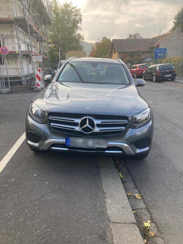 Grau Gebraucht 2017 Mercedes GLC220 AMG line SUV | 26.900 € (Fairer Preis) - Bild 1/4
