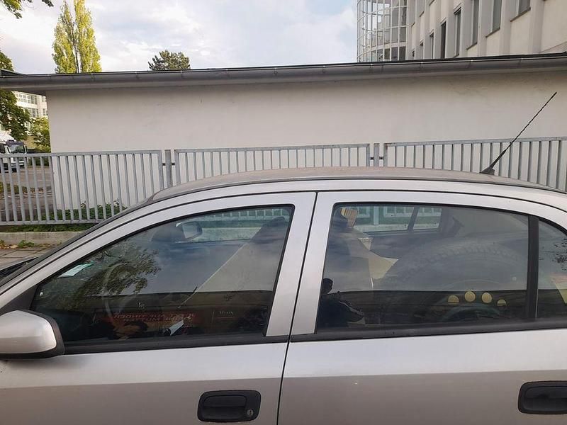 Silber Gebraucht 1998 Opel Astra Elegance Limousine | 900 € (Superpreis) - Bild 1/4