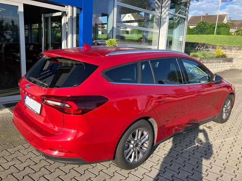 Gebraucht Ford Focus Titanium X 125 PS (91 kW) 2024 Fantastic red tc Kombi