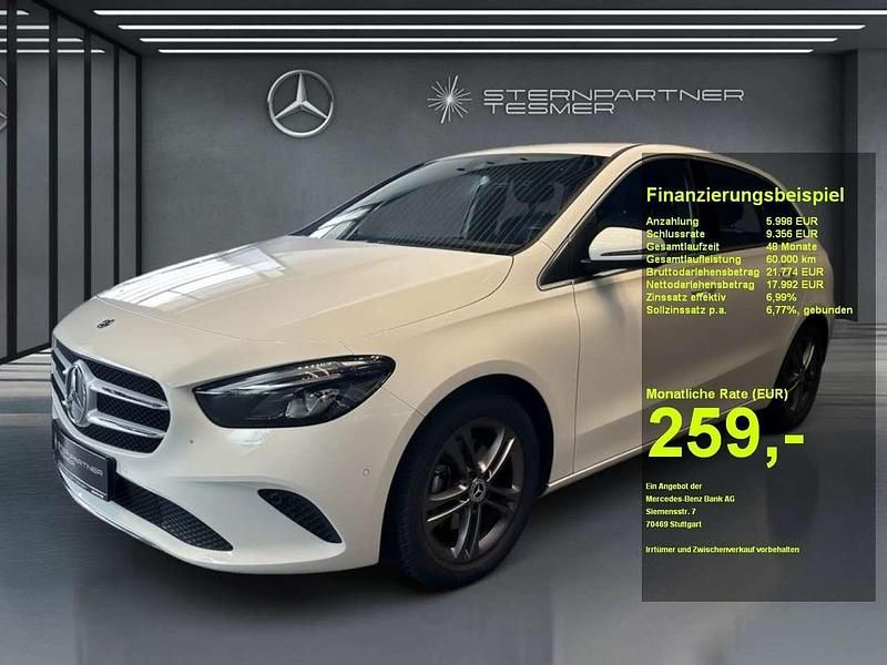 Weiß Gebraucht 2020 Mercedes B200 Van / Kleinbus | 23.990 € (Guter Preis) - Bild 1/3
