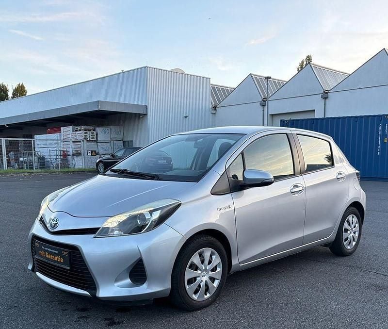 Silber Gebraucht 2012 Toyota Yaris Hybrid Life Limousine | 8.890 € (Fairer Preis) - Bild 1/4