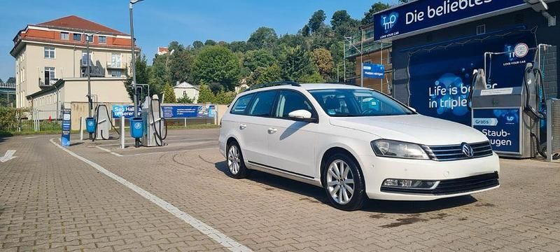 Weiß Gebraucht 2011 VW Passat Comfortline Kombi | 4.500 € (Guter Preis) - Bild 1/4