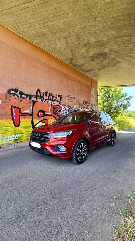 Rot Gebraucht 2018 Ford Kuga ST-Line SUV | 12.500 € (Fairer Preis) - Bild 1/4