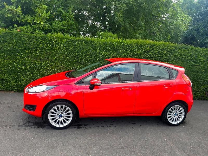 Gebraucht Ford Fiesta 101 PS (74 kW) 2014 Rot Kleinwagen