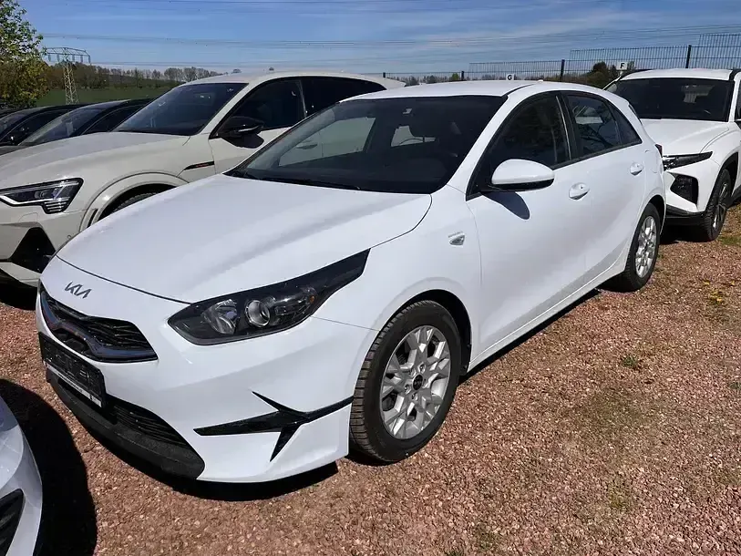 Gebraucht Kia Ceed Play 160 PS (117 kW) 2023 Weiß Kleinwagen