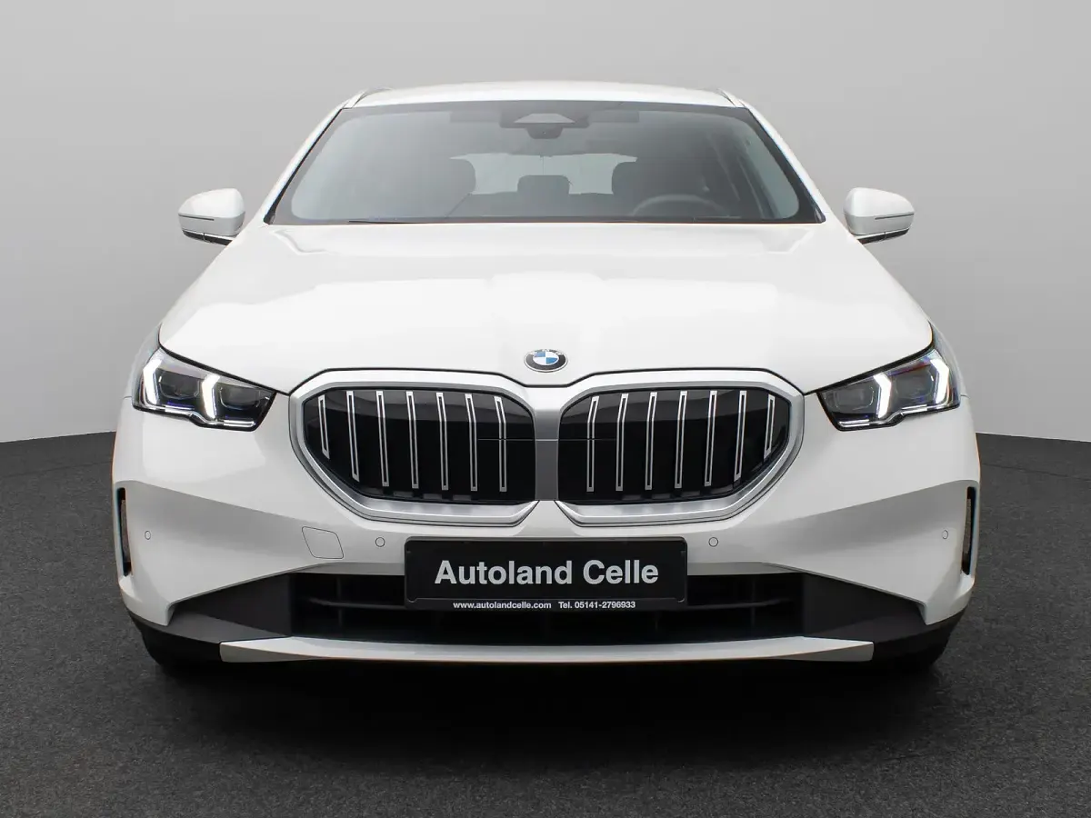 Gebraucht BMW 520 Sport Line 197 PS (144 kW) 2024 Alpinweiss uni300schwarz Limousine