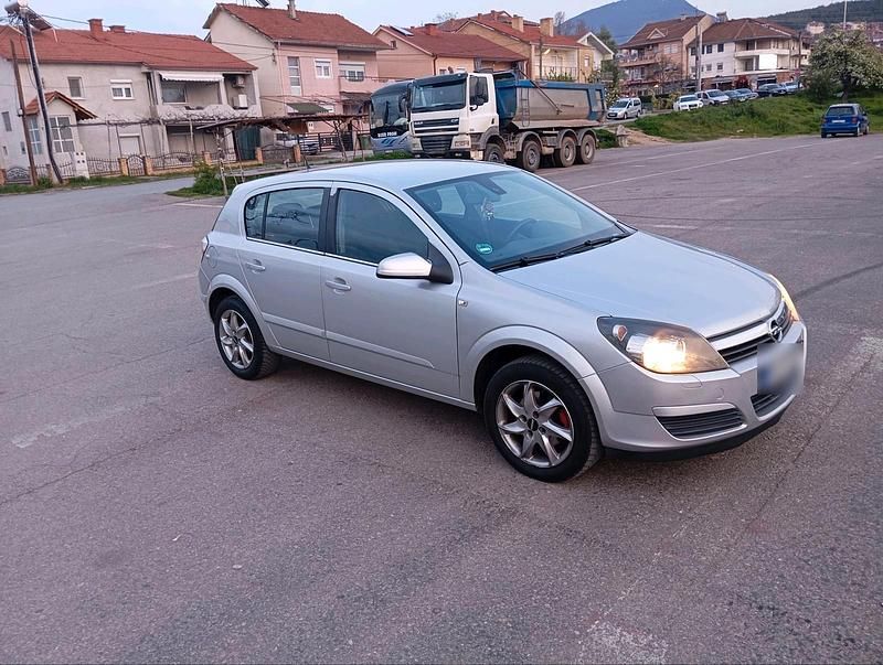 Usata Opel Astra 105 CV (77 kW) 2005 Argento Utilitaria