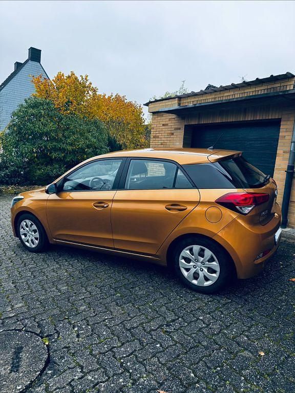 Gebraucht Hyundai i20 84 PS (61 kW) 2015 Orange Limousine