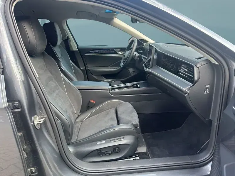 Gebraucht VW Passat 150 PS (110 kW) 2025 Grau Kombi