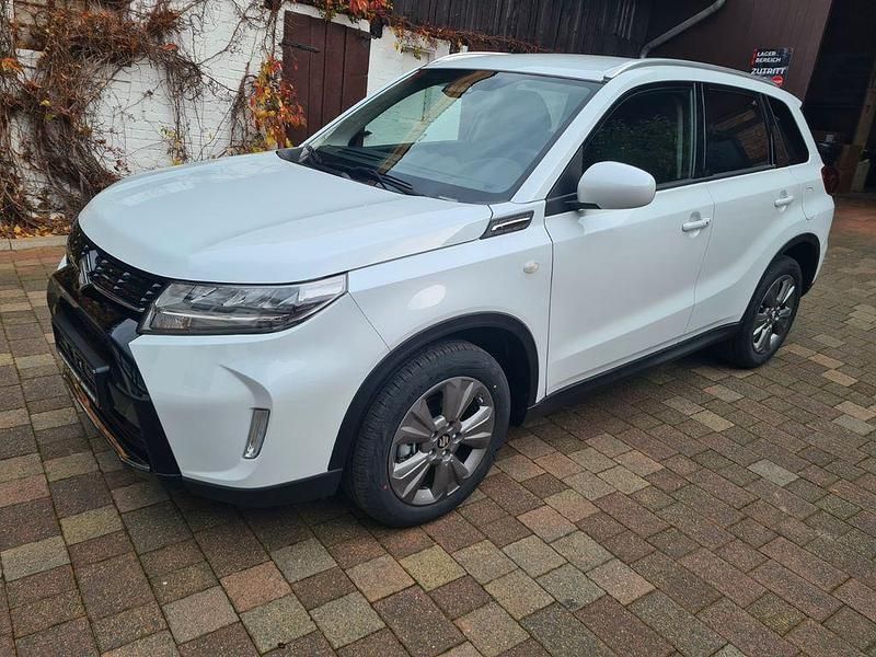 Weiß Gebraucht 2024 Suzuki Vitara Comfort SUV | 27.250 € (Teuer) - Bild 1/4