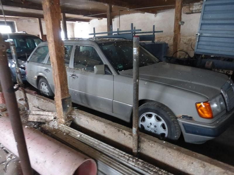 Second-hand Mercedes E230 132 CP (97 kW) 1992 Berlinǎ