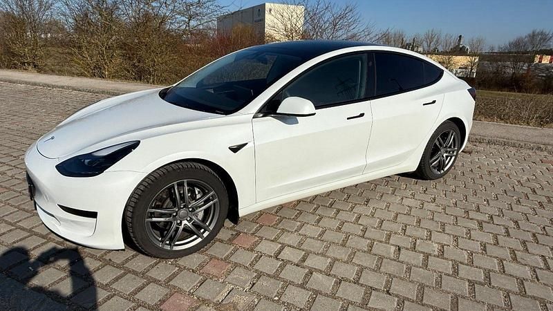Weiß Gebraucht 2022 Tesla Model 3 Limousine | 29.000 € (Fairer Preis) - Bild 1/4