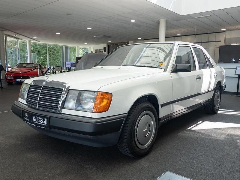 Gebraucht Mercedes E230 136 PS (100 kW) 1985 Weiß Limousine