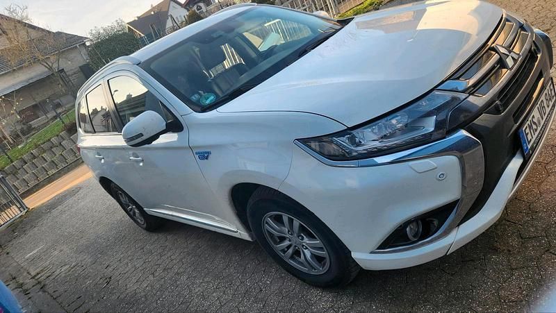 Gebraucht Mitsubishi Outlander P-HEV 120 PS (88 kW) 2017 Weiß SUV