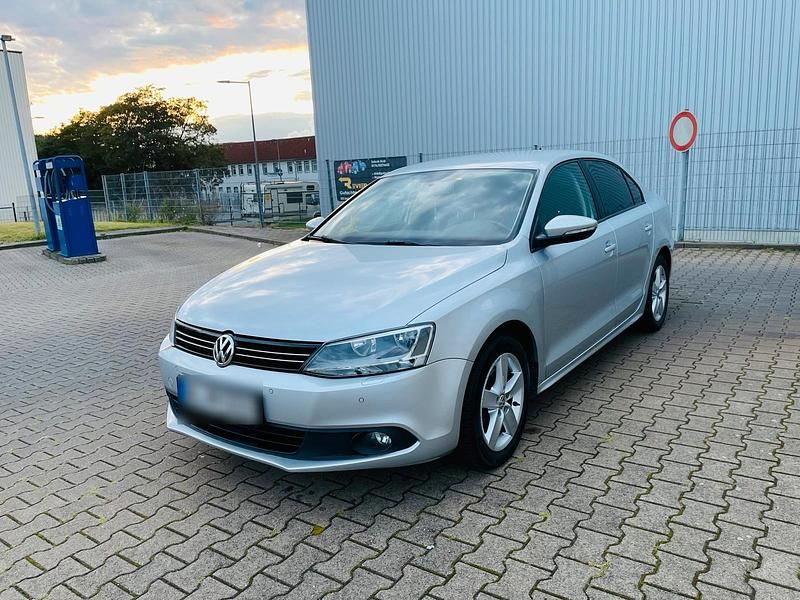 Grau Gebraucht 2012 VW Jetta Limousine | 6.800 € (Etwas zu teuer) - Bild 1/4