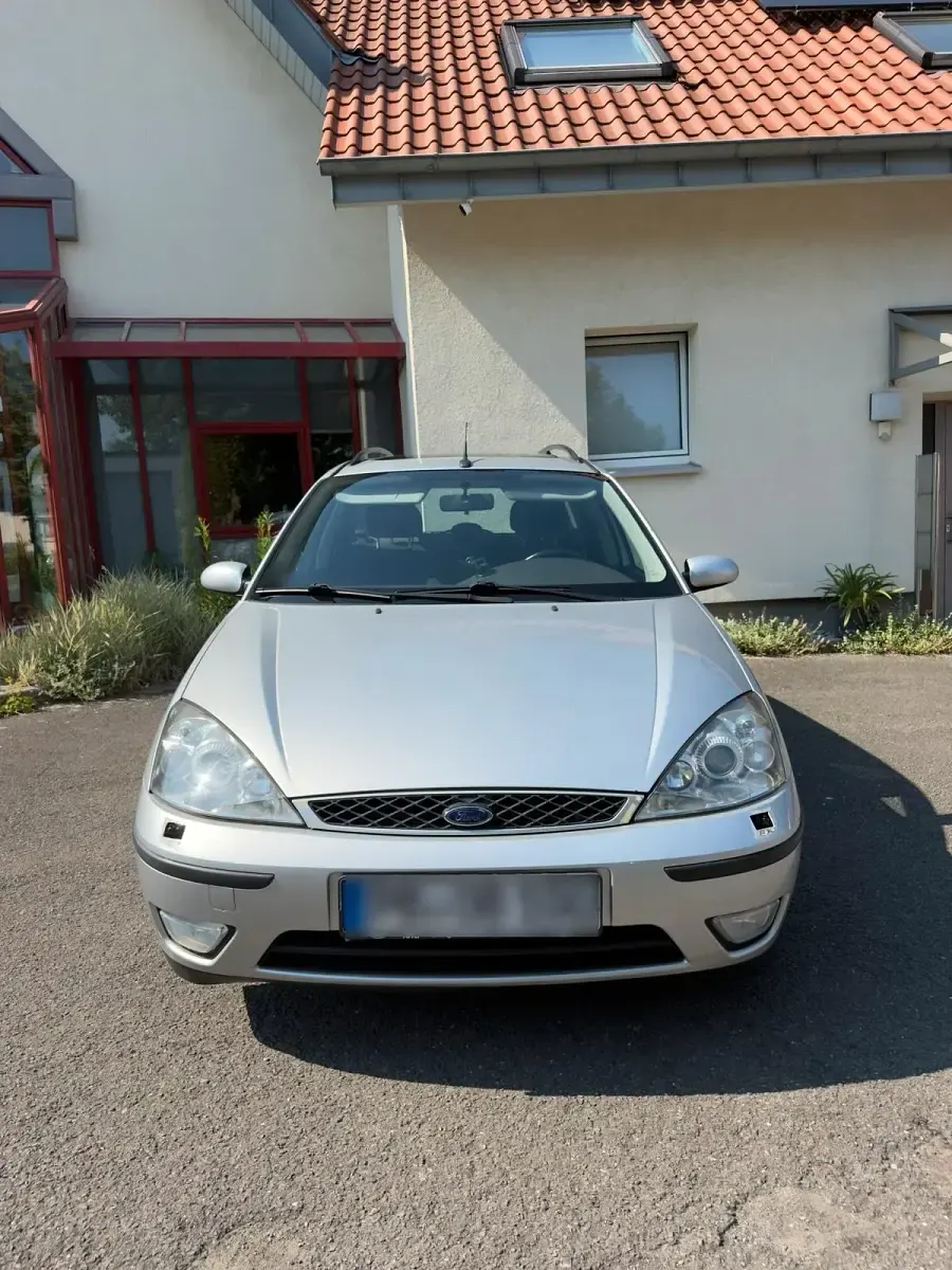 Gebraucht Ford Focus 115 PS (84 kW) 2002 Silber Kombi