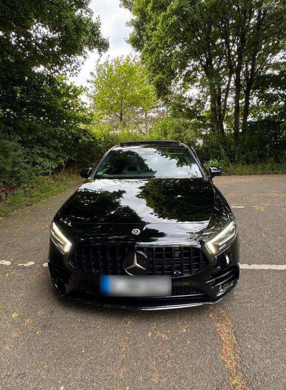 Schwarz Gebraucht 2018 Mercedes A250 AMG line Kleinwagen | 29.000 € (Teuer) - Bild 1/4