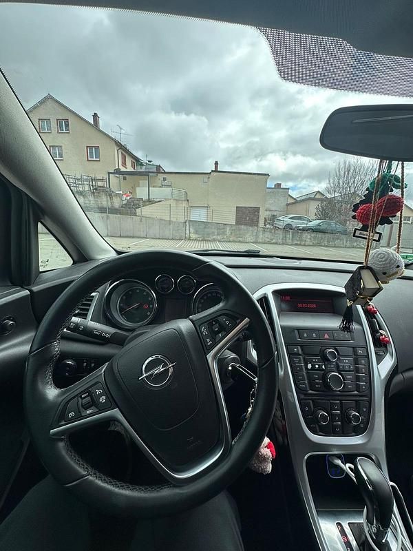 Gebraucht Opel Astra 146 PS (107 kW) 2015 Rot Kleinwagen