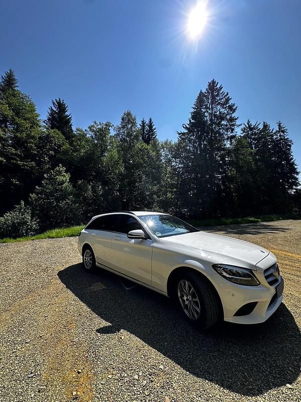 Weiß Gebraucht 2019 Mercedes C180 Kombi | 15.900 € (Teuer) - Bild 1/4