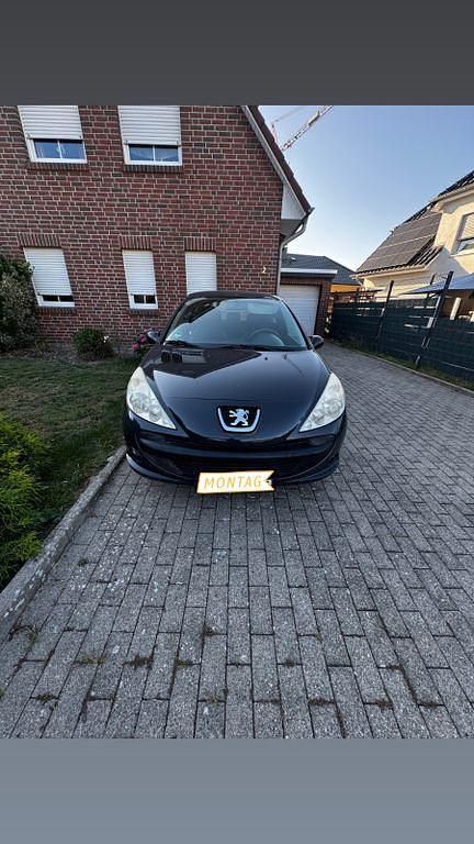 Grau Gebraucht 2009 Peugeot 206 Limousine | 1.450 € (Fairer Preis) - Bild 1/4