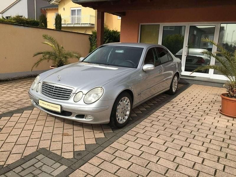 Brillantsilber metallic Gebraucht 2002 Mercedes E500 Limousine | 4.950 € (Superpreis) - Bild 1/4