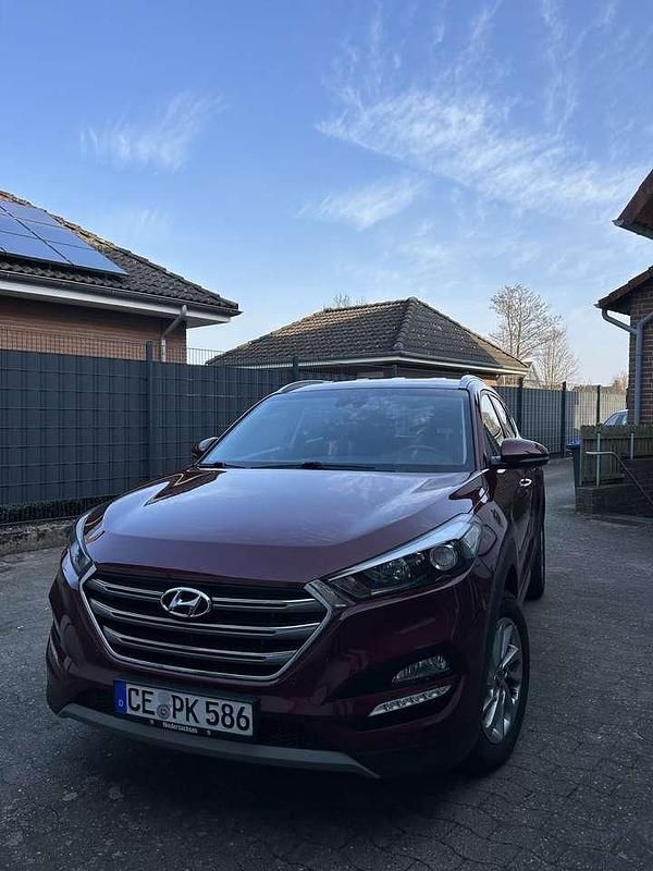 Gebraucht Hyundai Tucson Intro Edition 132 PS (97 kW) 2016 Rot SUV