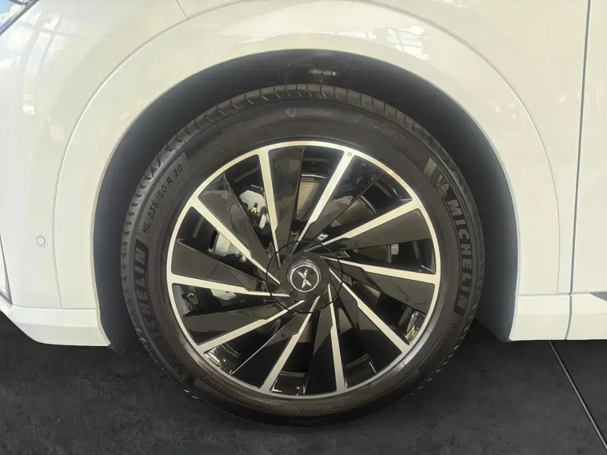 Gebraucht XPENG X9 RWD Long Range 172 kW (235 PS) 2026 Weiß arctic white Van / Kleinbus