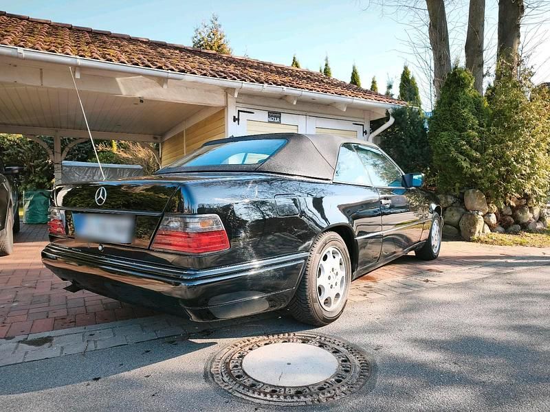 Gebraucht Mercedes E220 150 PS (110 kW) 1994 Schwarz Cabrio