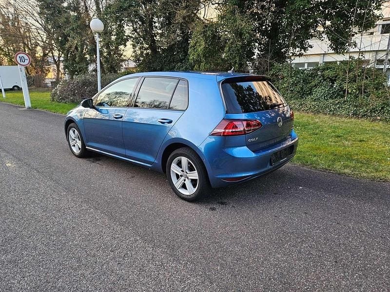 Gebraucht VW Golf VII 110 PS (80 kW) 2015 Pacific blue metallic Kleinwagen
