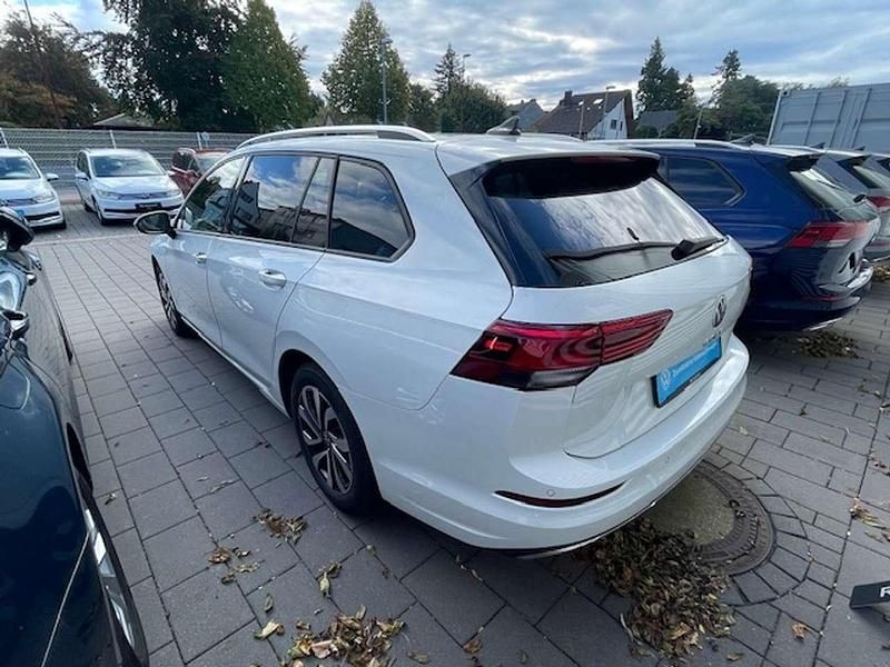 Gebraucht VW Golf VIII Active 131 PS (96 kW) 2023 Weiss Kombi