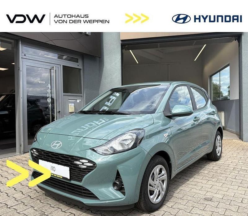 Grün Neu 2025 Hyundai i10 Select Kleinwagen | 14.990 € (Guter Preis) - Bild 1/4