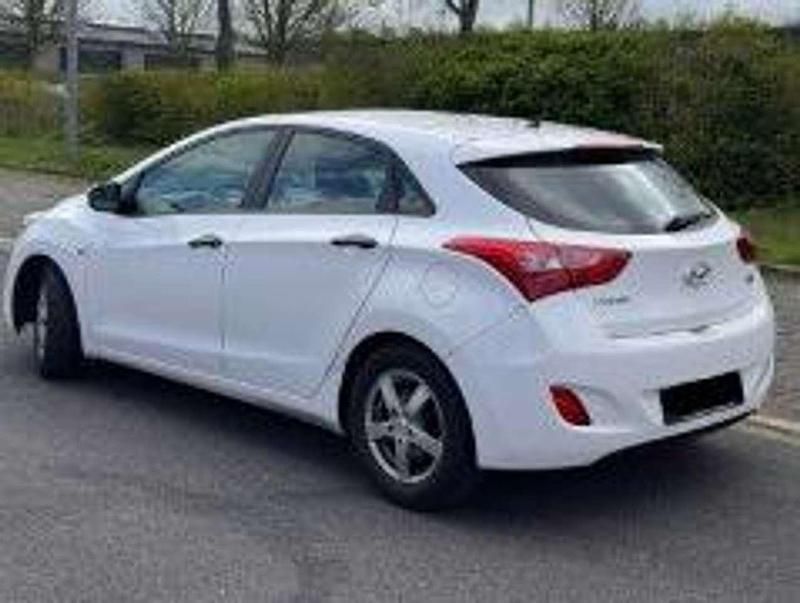 Gebraucht Hyundai i30 Classic 99 PS (72 kW) 2013 Creamy white Kleinwagen