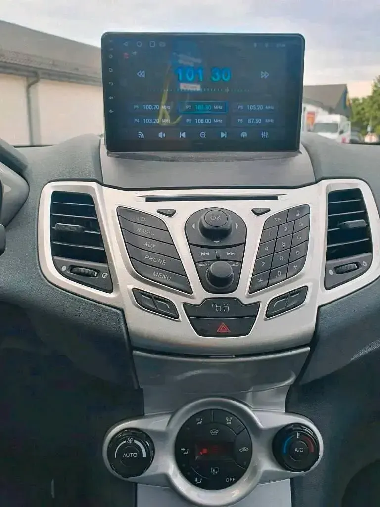 Second-hand Ford Fiesta 97 CP (71 kW) 2010 Andere farben Hatchback