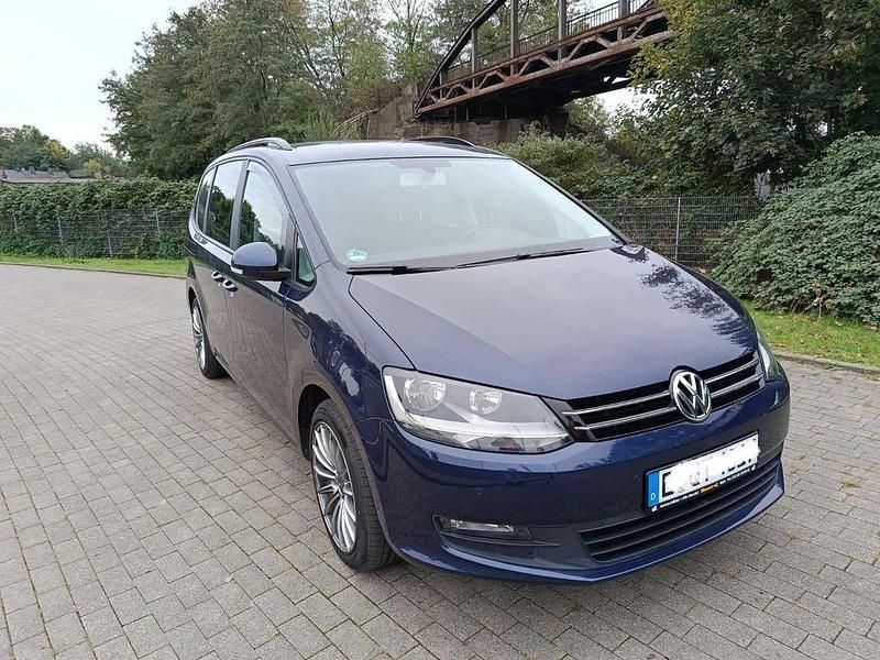 Blau Gebraucht 2015 VW Sharan Trendline Van / Kleinbus | 9.900 € - Bild 1/4