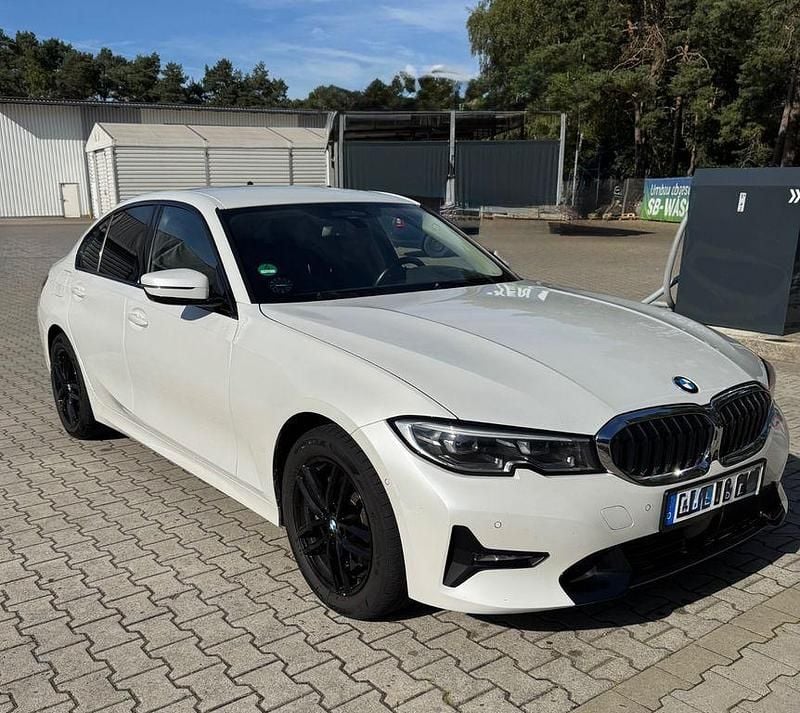 Weiß Gebraucht 2019 BMW 330 Sport Line Limousine | 26.800 € (Guter Preis) - Bild 1/4