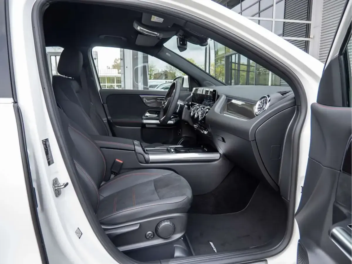 Gebraucht Mercedes GLA200 AMG 163 PS (119 kW) 2026 Weiss / polarweiß SUV