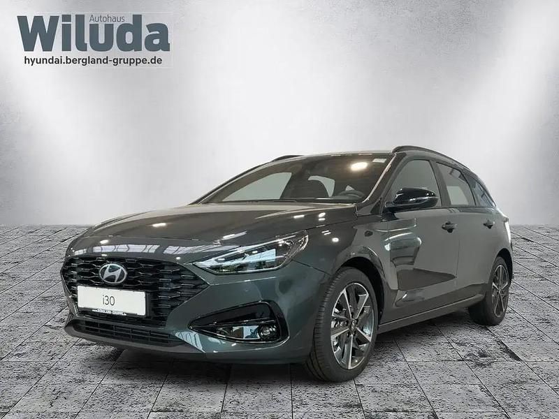 Cypress green grün Neu 2025 Hyundai i30 Advantage Kombi | 27.440 € (Etwas zu teuer) - Bild 1/4
