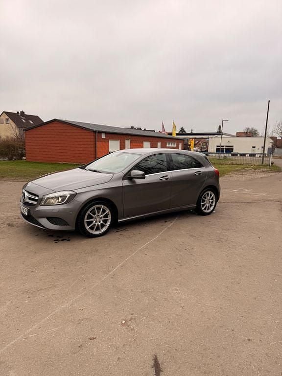 Grau Gebraucht 2014 Mercedes A200 Urban Limousine | 14.900 € (Fairer Preis) - Bild 1/4