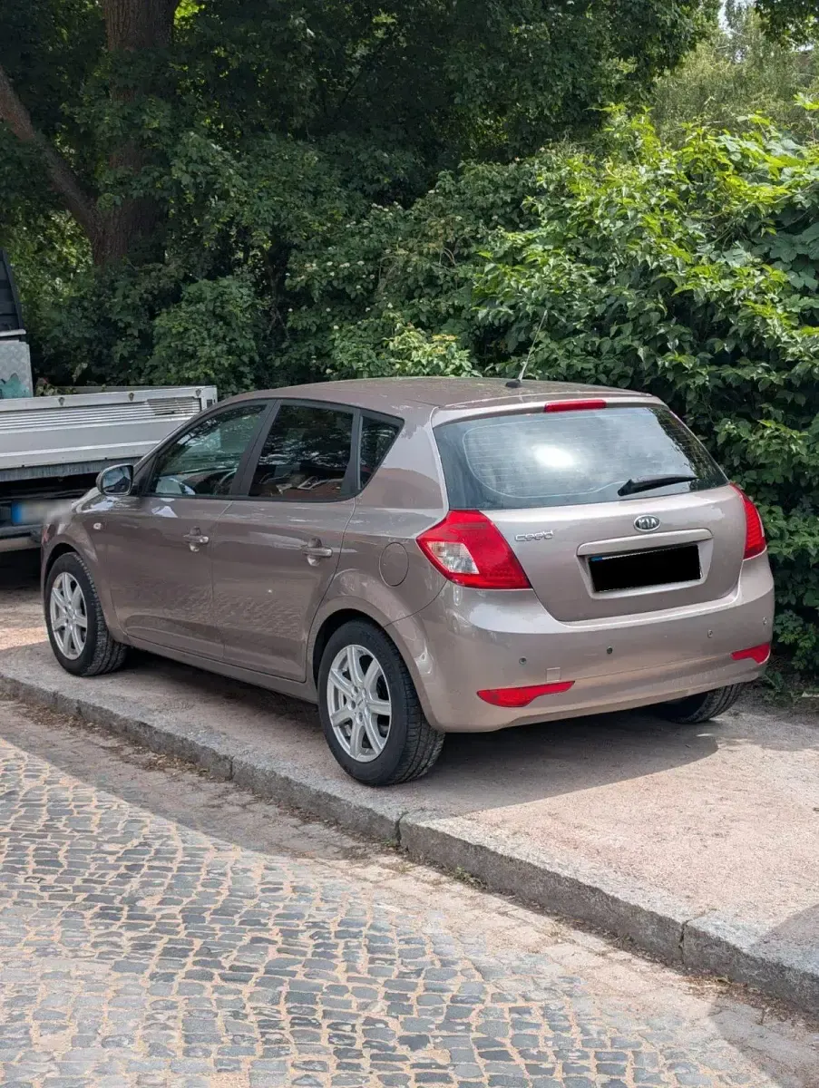 Gebraucht Kia Ceed 90 PS (66 kW) 2009 Gold Kleinwagen
