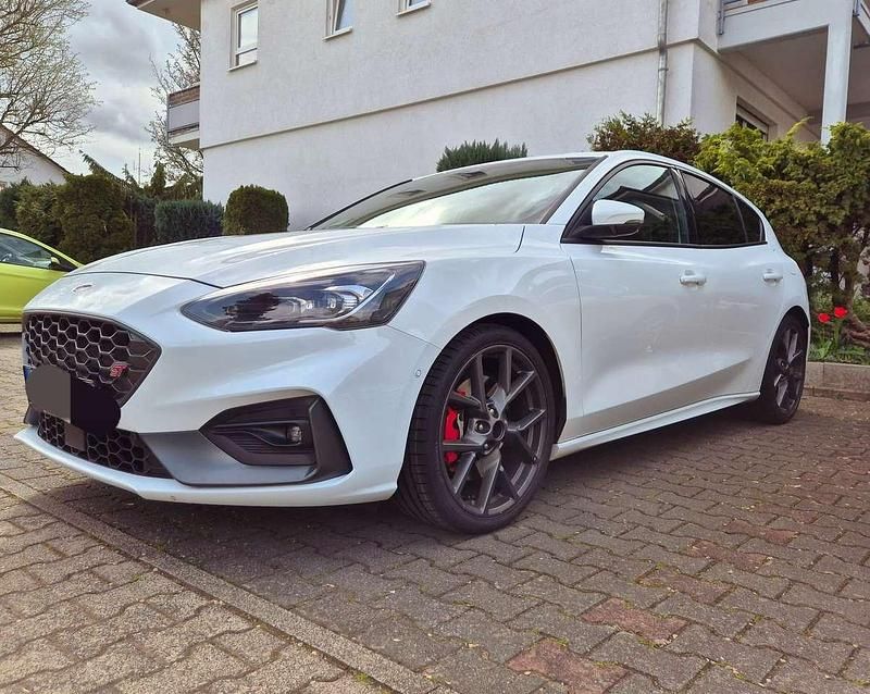 Weiß Gebraucht 2020 Ford Focus S Limousine | 27.000 € (Teuer) - Bild 1/3