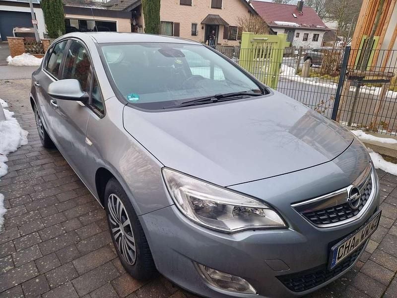 Gebraucht Opel Astra Edition 116 PS (85 kW) 2011 Silbersee/perl silber (m2) Kleinwagen