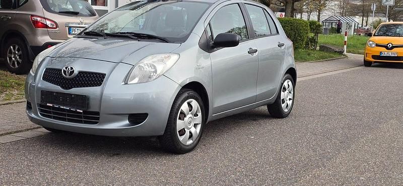 Gebraucht Toyota Yaris Cool 69 PS (50 kW) 2007 Silber Kleinwagen