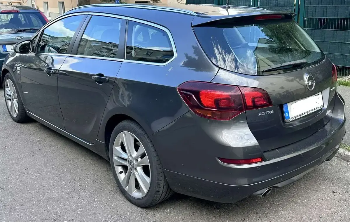 Gebraucht Opel Astra Sport 179 PS (131 kW) 2011 Grau Kombi